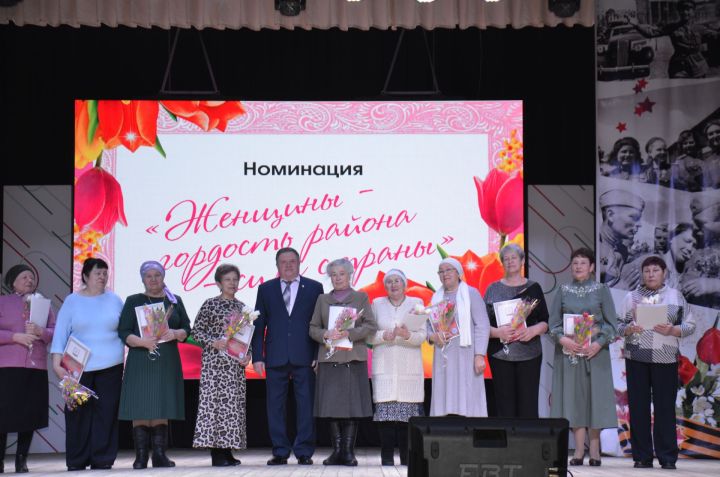 В Агрызе наградили женщин, внесших значительный многолетний вклад в развитие района
