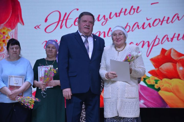 В Агрызе наградили женщин, внесших значительный многолетний вклад в развитие района