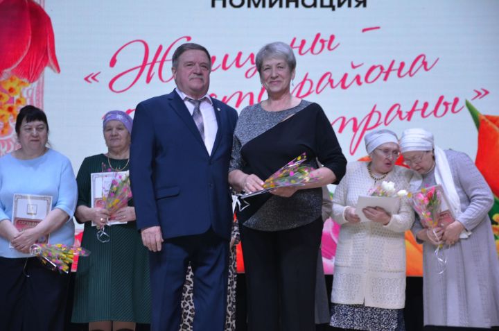 В Агрызе наградили женщин, внесших значительный многолетний вклад в развитие района
