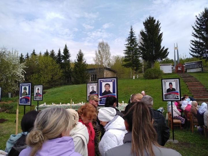 В Крындах торжественно открыли Аллею героев