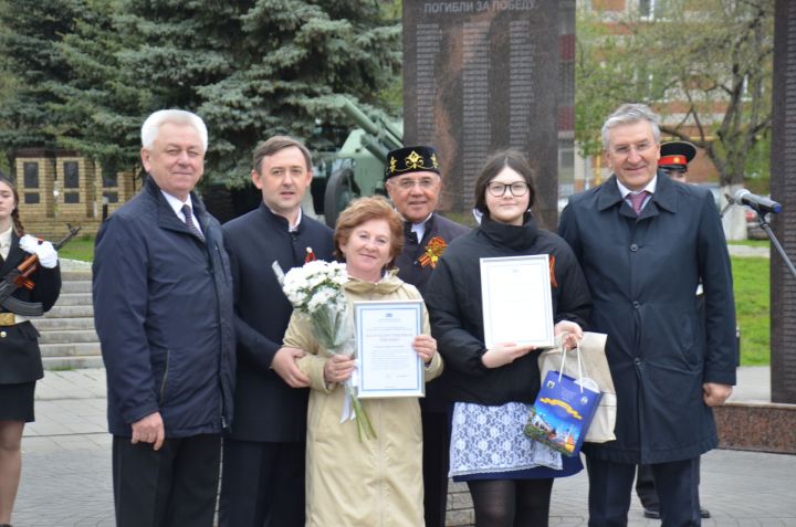 В День Победы Айрат Фаррахов наградил победителей конкурса сочинений «Служа другим, сгораю сам»