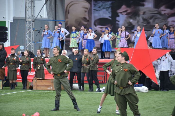 Память жива: в Агрызе представили проникновенное театрализованное представление ко Дню Победы