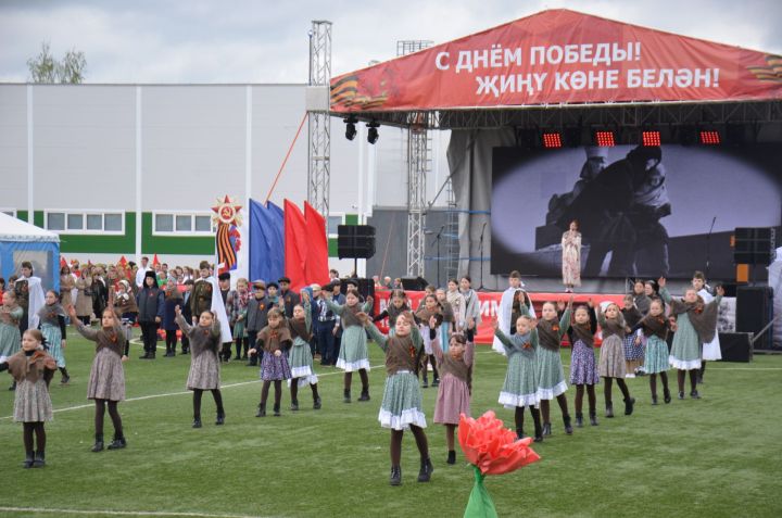 Память жива: в Агрызе представили проникновенное театрализованное представление ко Дню Победы