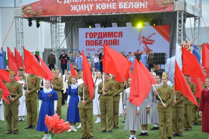 Память жива: в Агрызе представили проникновенное театрализованное представление ко Дню Победы