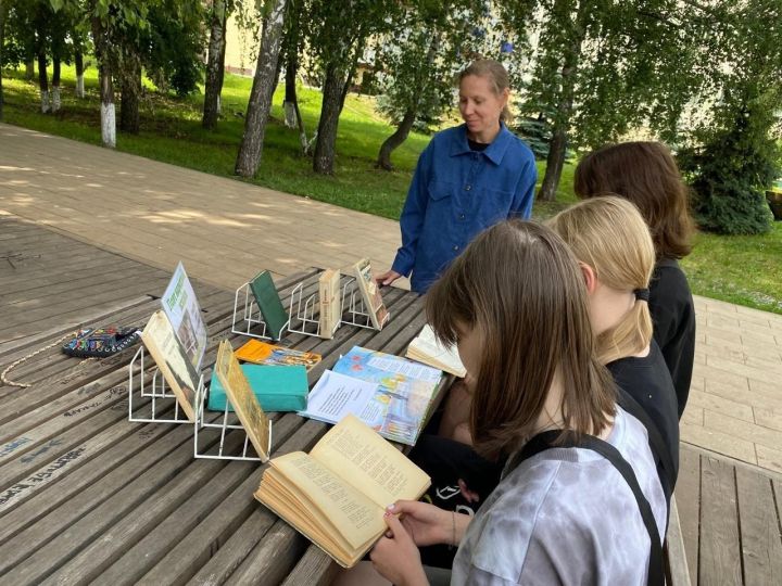 В Агрызе организовали книжную выставку «Поэт народной жизни»