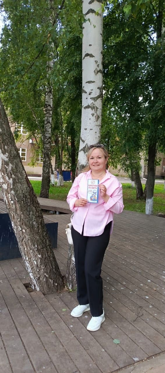 Сотрудники центральной библиотеки раздали агрызцам буклеты «Наркотики это смерть!»