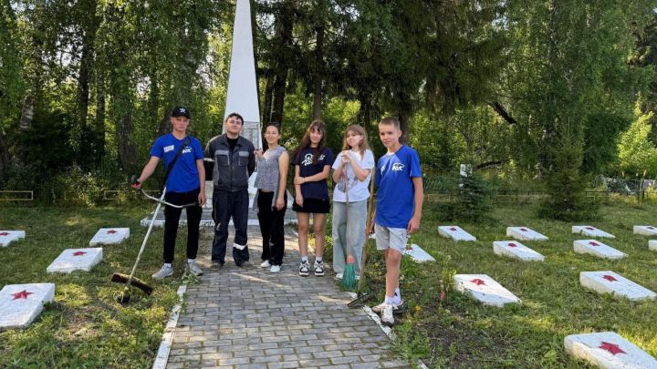 Активисты местного отделения Молодой гвардии навели порядок на братском захоронении