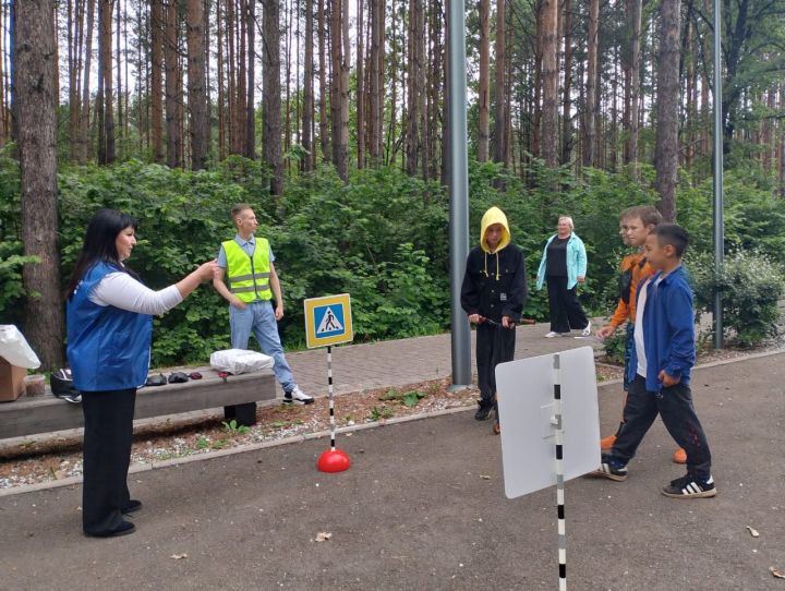 В День молодежи детям в Агрызе напомнили правила дорожного движения
