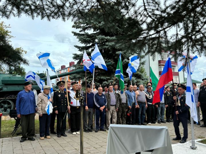 На площади Победы в Агрызе открыли памятный знак морякам