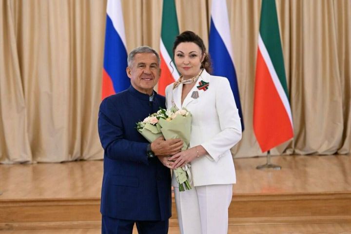 Дине Газалиевой присуждена государственная награда - медаль «За доблестный труд»
