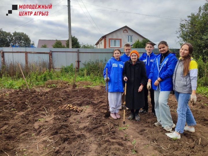 Волонтёры молодежного центра собрали урожай для пожилой горожанки