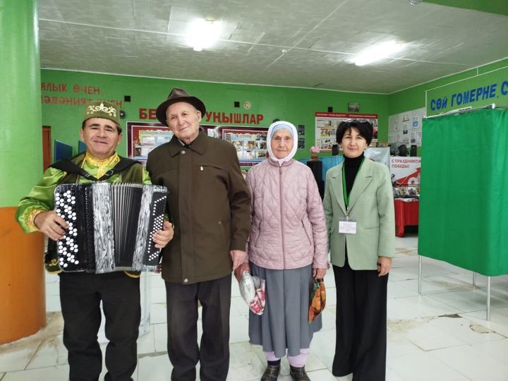 Девятерня өлкәннәре сайлау участогына иң беренче булып килделәр