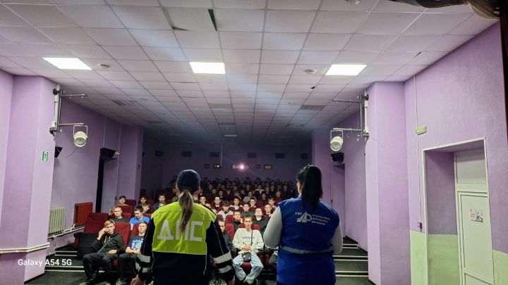 В Агрызе студентам напомнили о правилах безопасности на дороге