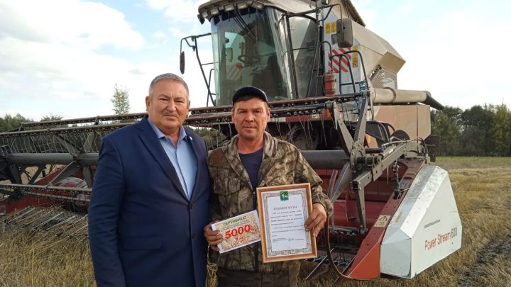 Югары күрсәткечләргә ирешкән комбайнчылар хөрмәтләнде