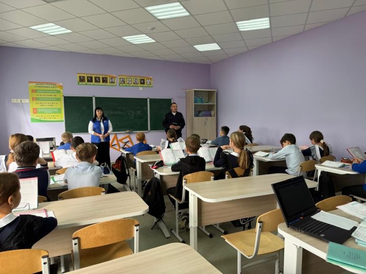В Агрызе школьникам напомнили о правилах безопасности на дороге