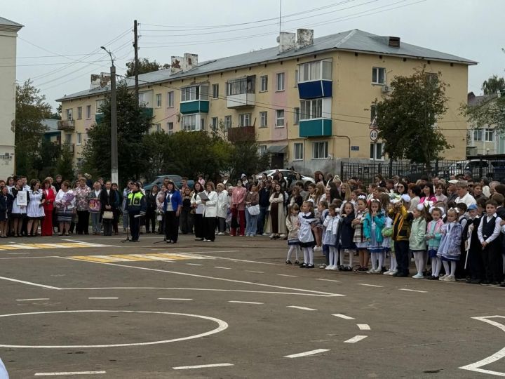 На линейке в школе №4 выступили специалисты по безопасности дорожного движения