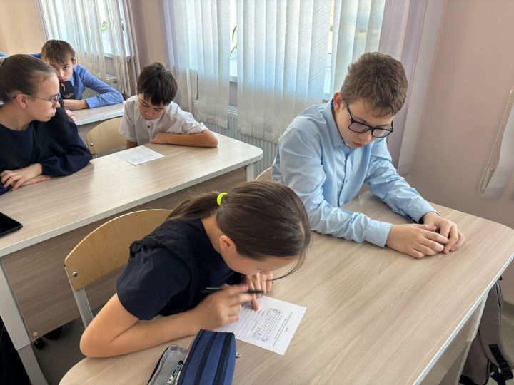 Сотрудники центральной библиотеки рассказали школьникам о влиянии глобальной сети на нашу жизнь