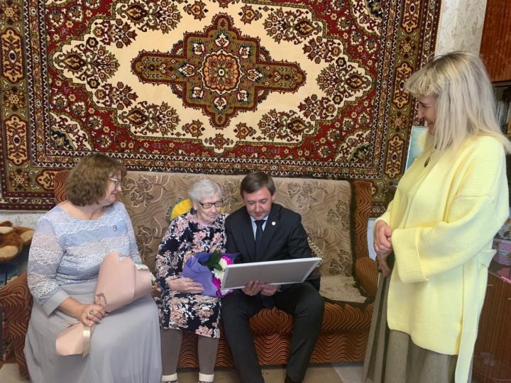 95 лет мудрости, стойкости и любви: Агрыз поздравляет ветерана педагогики Агнию Васильевну Марову