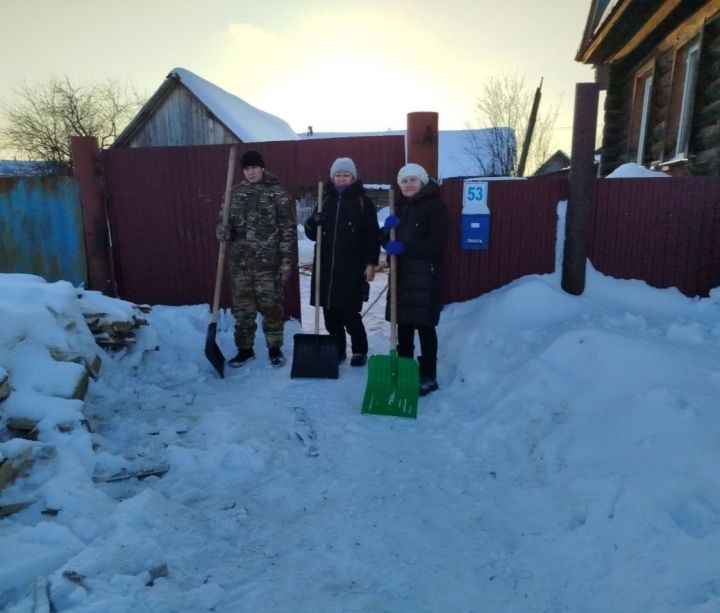 Салагышта волонтерлар өлкән буынга ярдәм итә