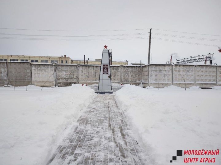 Агрызская молодёжь провела зимний субботник у Обелиска Героям