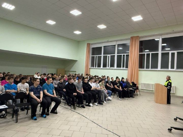 Сотрудники Госавтоинспекции провели профилактическую беседу для студентов в филиале Нижнекамского колледжа транспортной инфраструктуры