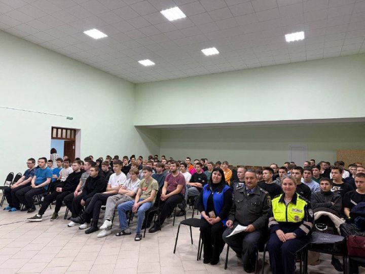 Сотрудники Госавтоинспекции провели профилактическую беседу для студентов в филиале Нижнекамского колледжа транспортной инфраструктуры