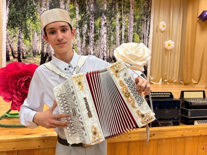 В коллекции 14-летнего Инзира Ибрагимова десятки гармоней
