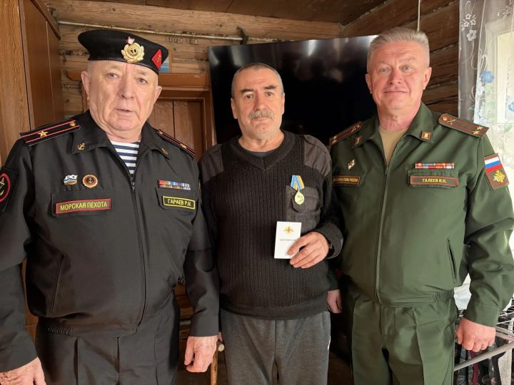 Ветерану флота Раилю Садыкову вручили медаль «Военно-морскому флоту — 330 лет»