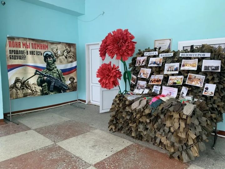 На сходе граждан красноборцы развернули выставку в поддержку СВО