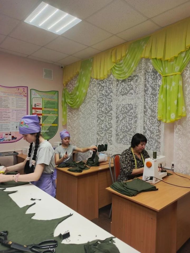1500 балаклав своими руками: воспитанники приюта «Ласка» шьют для бойцов