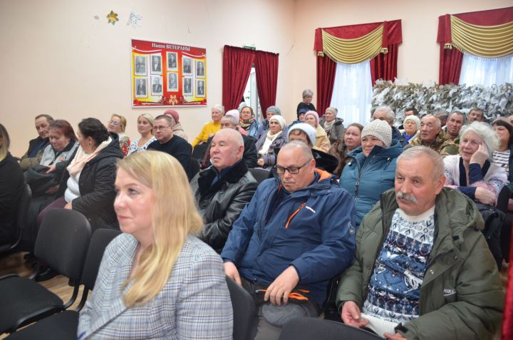 Связь появилась, водопровод обещали: о чем говорили на сходе в Азевском поселении