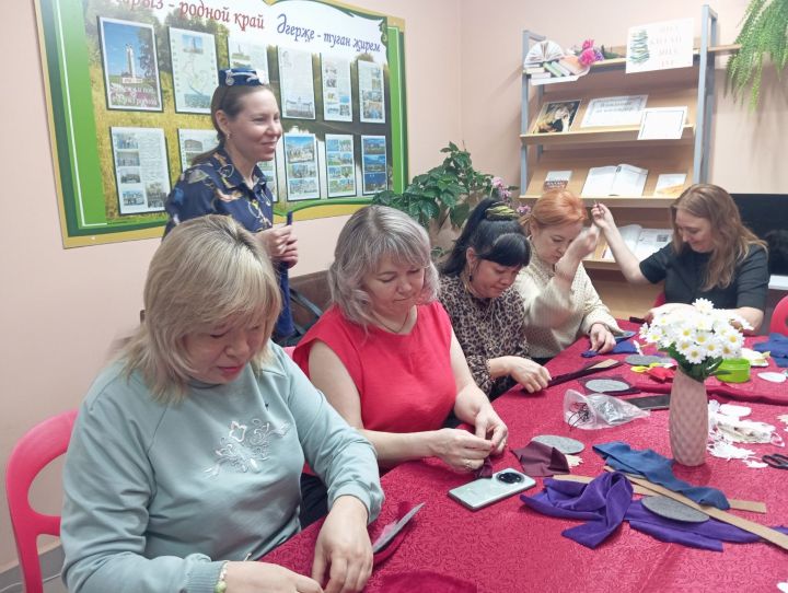 Район үзәк китапханәсендә калфак тегү серләренә өйрәнделәр