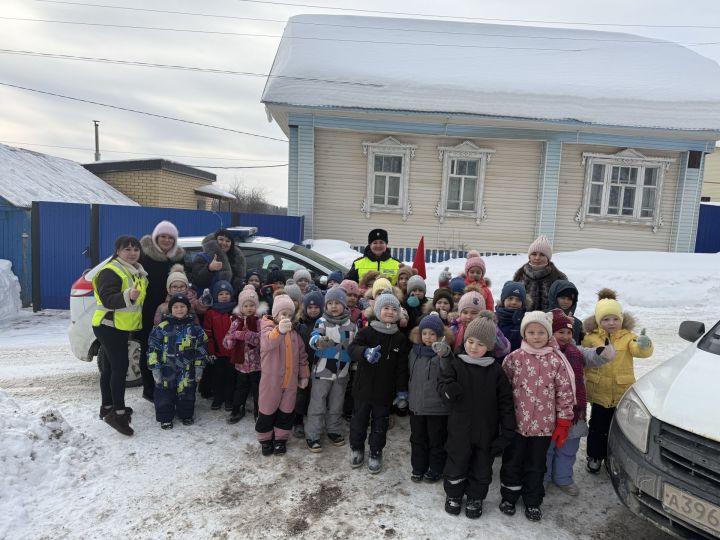 В Агрызе малыши стали участниками пешеходной экскурсии по правилам дорожного движения