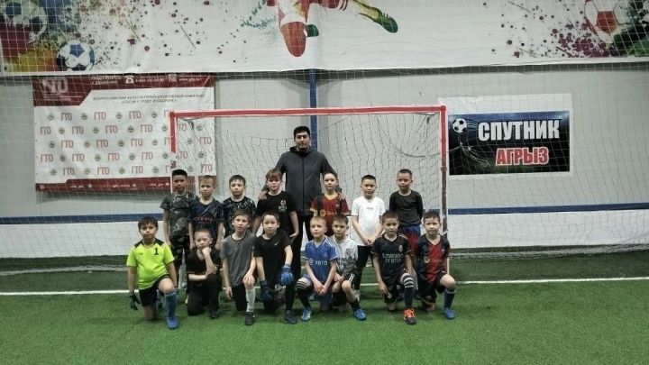 В Агрызе состоялись товарищеские матчи по футзалу между командами «Локомотив» и «ТСК»
