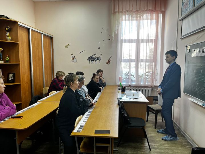 Помощник прокурора Агрызского района провел беседу с педагогами о мошенничестве