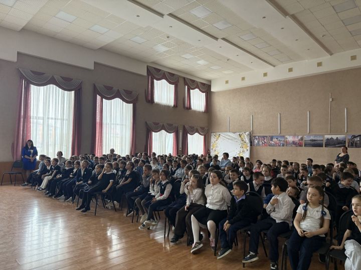 В школе №3 детям показали спектакль по ПДД и напомнили о безопасности на дорогах
