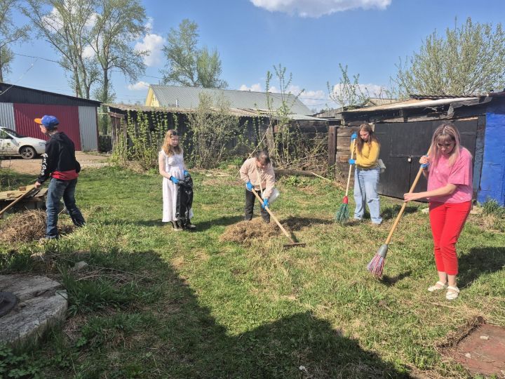 Чистота во дворе и тепло в душе: «Весенняя неделя добра» подарила заботу пожилым людям