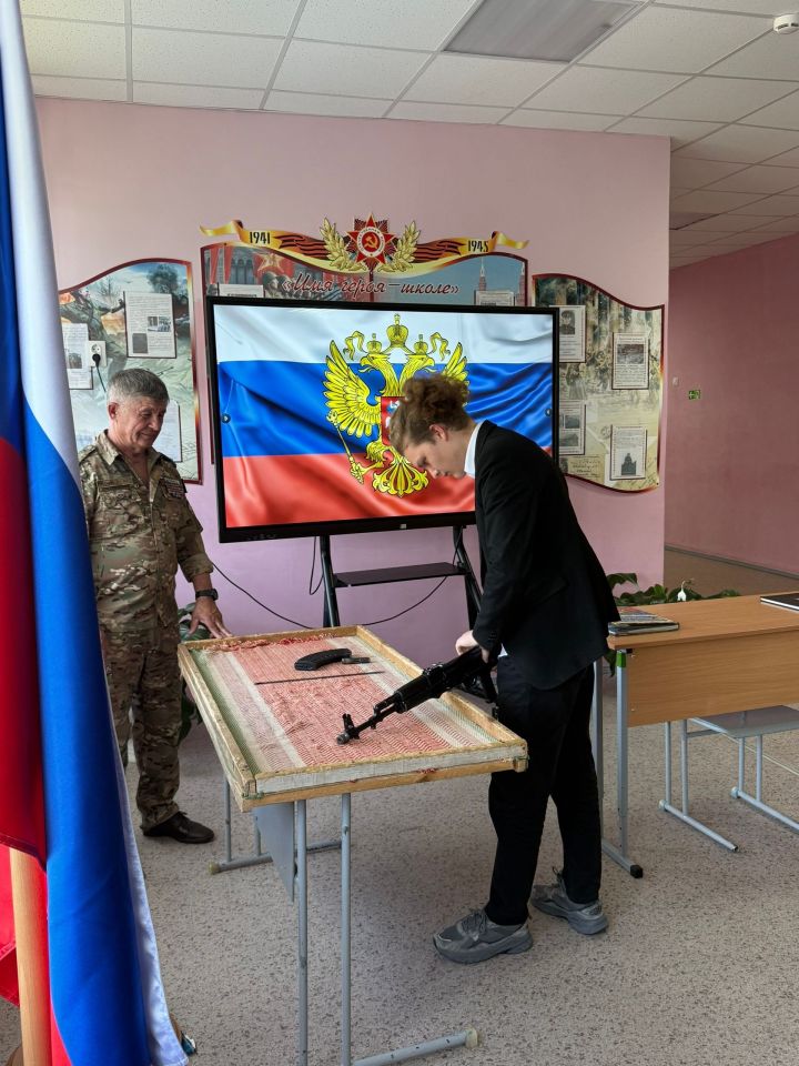 В Кучуковской школе прошла встреча с ветераном боевых действий Рашидом Муфтаховым