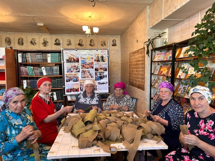 «Серебряные» волонтёры отряда «Твори добро» продолжают плести маскировочные сети