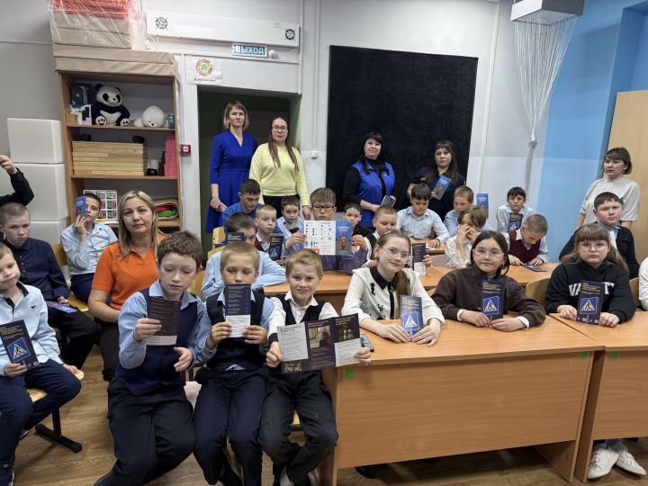 В Агрызской школе-интернате прошло занятие по безопасности дорожного движения