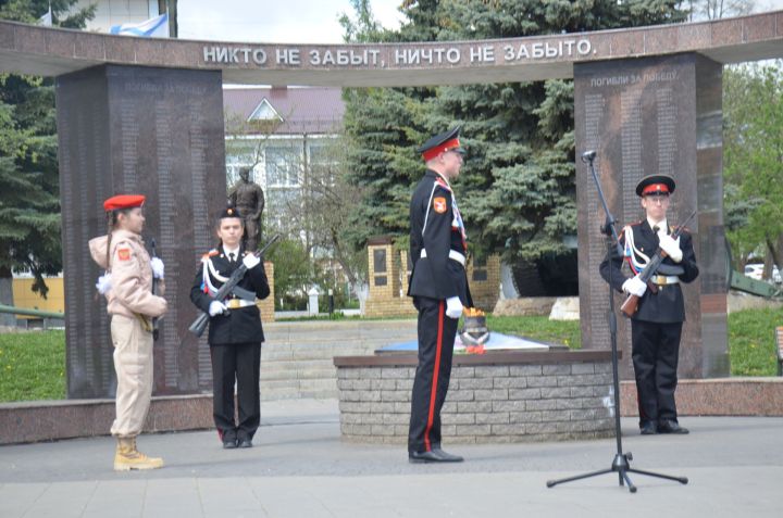 В Агрызе почтили память героев возложением цветов к Вечному огню