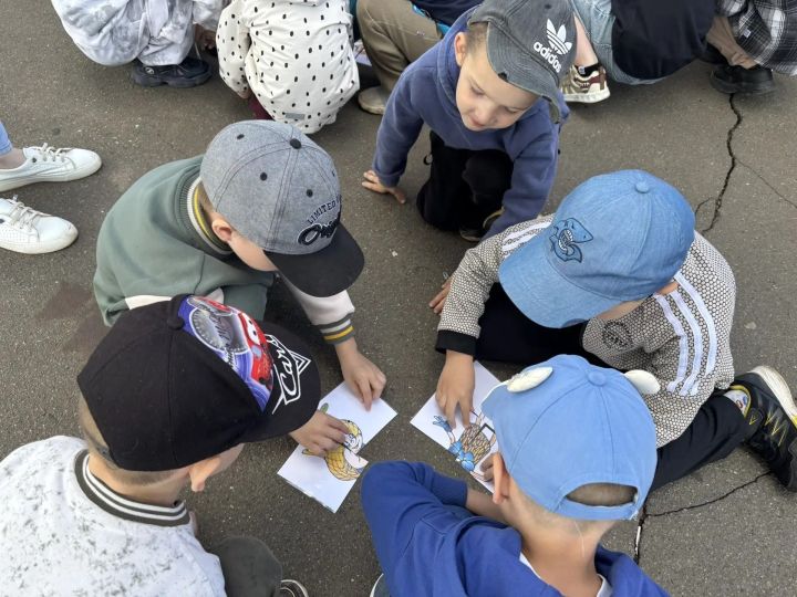 Мелок, мяч и загадки из мультиков: в Агрызе стартовали праздничные мероприятия, посвященные Дню защиты детей