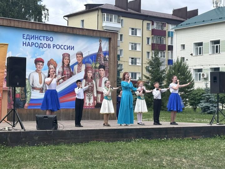 В Агрызе прошел праздничный концерт ко Дню России