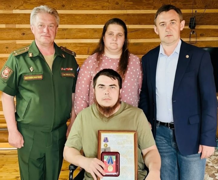 Ленар Нургаянов вручил медаль участнику спецоперации из села Красный Бор