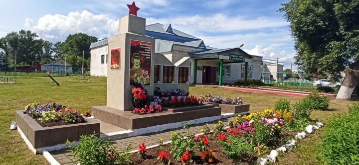 Иж-Бубый авылындагы обелиск чәчәкләргә күмелгән