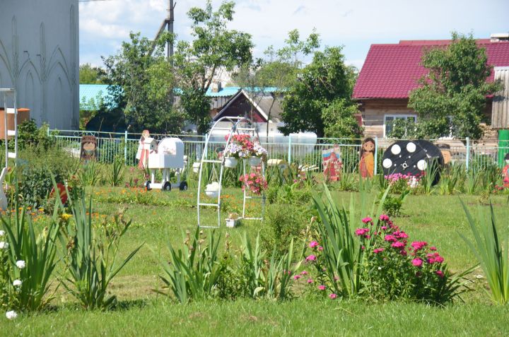 Паровоз, коляска и тюльпан из цветов: как преобразился школьный сад в Иж-Бобье