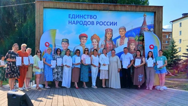 В Агрызе наградили социальных партнёров фестиваля «Солнышко в ладошках»
