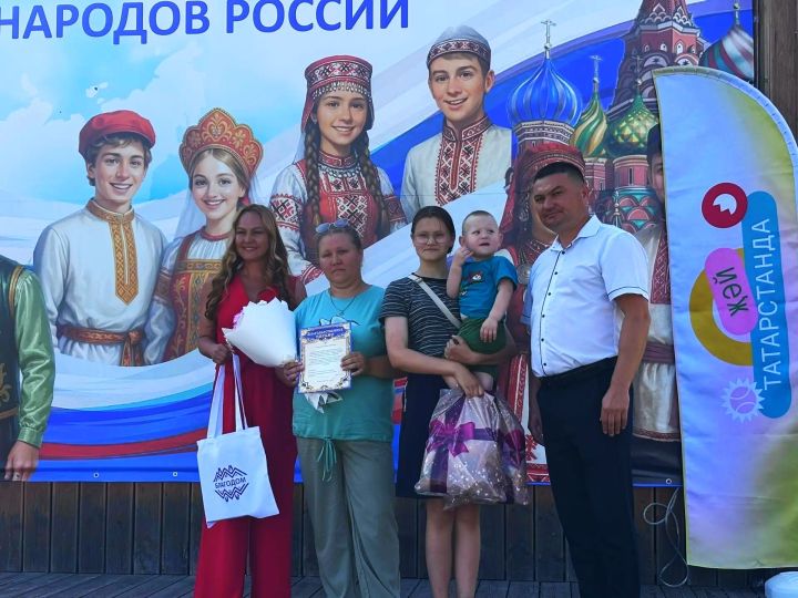 В День семьи, любви и верности в Агрызе отметили приемные семьи с большим стажем