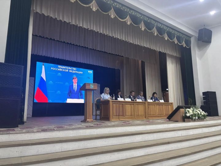В Агрызе наградили лучших педагогов и руководителей образовательных учреждений