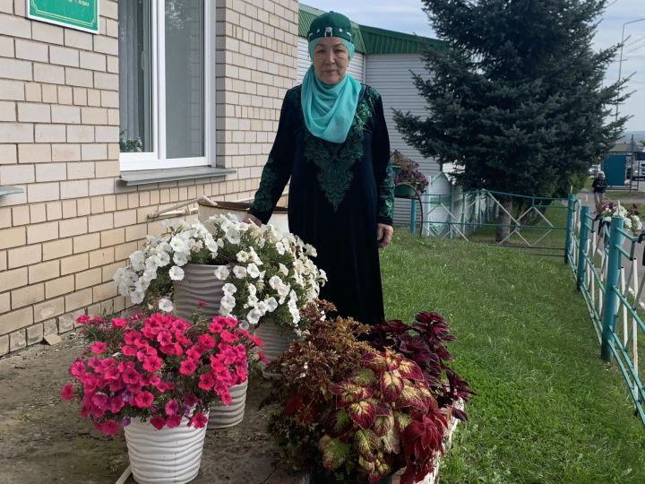 Цветы, вера и добрые дела: Закия Галеева из Агрыза дарит красоту людям